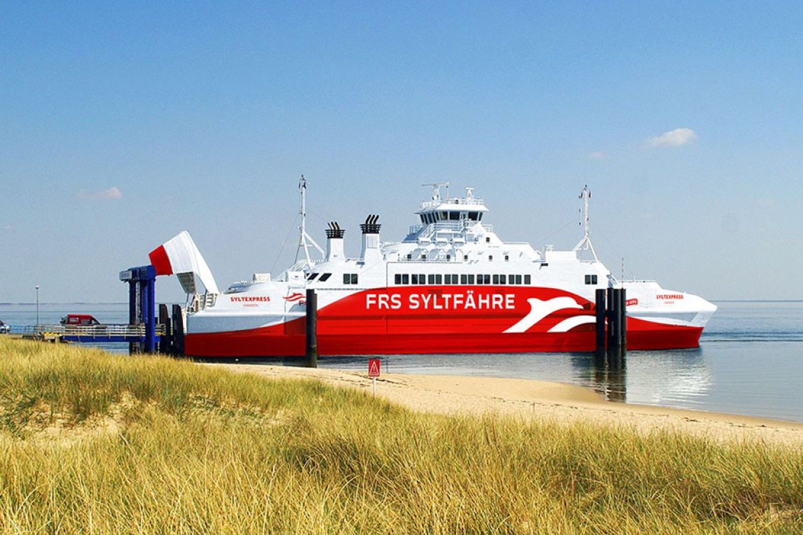 News: Syltfähren im neuen rot-weißen Design der FRS Rederei